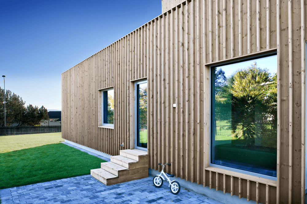 Flot hus i grå Superwood træprofiler