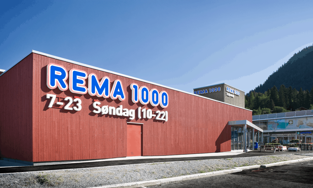 Rema 1000 i Norge bygget i røde Superwood facadebeklædning